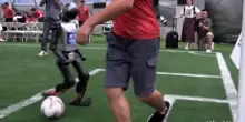 I robot umanoidi si allenano a Pechino per i mondiali di calcio