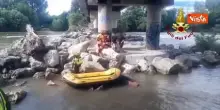 Salvati con gommone da Vigili del Fuoco due ragazzi bloccati sotto Ponte San Pancrazio a Verona