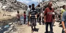 La corsa di Nabil per il cibo piovuto su Gaza