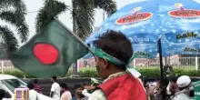 In Bangladesh migliaia celebrano un anno dalla rivoluzione