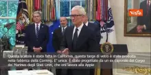 Il Ceo di Apple Tim Cook dona a Trump una targa in vetro con base oro 24 carati