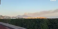 Fiamme sul Vesuvio, colonna di fumo visibile anche da Napoli