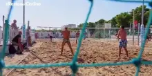 Il video della sindaca di Riccione in spiaggia: "Nessun caro ombrellone"