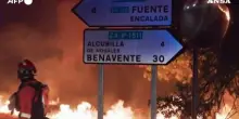 Spagna, i vigili del fuoco combattono gli incendi nel nord-ovest del Paese