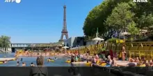 Il bagno nella Senna per combattere il caldo a Parigi