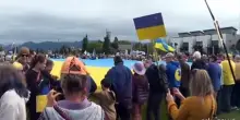 Alaska, le proteste contro il vertice con enorme bandiera ucraina