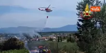 Incendio di vegetazione a Poggio a Caiano (PO), l'elicottero dei Vigili del Fuoco all'opera