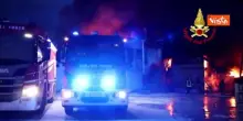 Incendio in un azienda di stoccaggio rifiuti a Teano (CE), in fiamme 40 mila metri quadrati