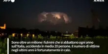 Oltre un milione di fulmini all'anno sull'Italia, vittime in calo