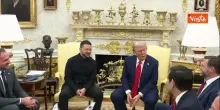 La stretta di mano tra Trump e Zelensky nello studio ovale della Casa Bianca