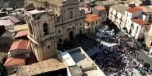 I funerali di Pippo Baudo a Militello, migliaia per l'ultimo saluto