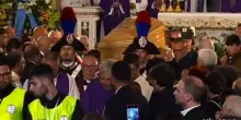 Il feretro di Pippo Baudo esce fra gli applausi dalla chiesa