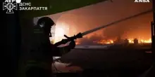 Ucraina, l'intervento dei Vigili del fuoco dopo un attacco russo
