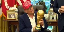 Trump mostra la Coppa del Mondo, il sorteggio del 2026 a Washington