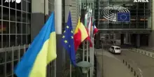 Bruxelles, la bandiera ucraina viene issata davanti al Parlamento europeo