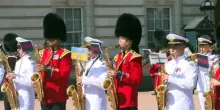 La banda della marina ucraina suona davanti a Buckingham Palace