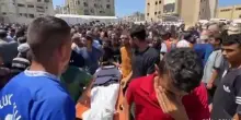 A Gaza i funerali dei reporter uccisi: la telecamera sul feretro