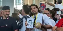 Lo youtuber di theShow chiede l'autografo alla Premier Meloni