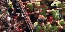 "La Tomatina", a Bunol fiumi rossi di pomodori