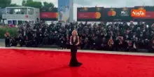 Venezia 82, Cate Blanchett sensualissima in total black sul red carpet della Mostra del Cinema