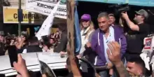 Pietre contro il presidente Milei durante il passaggio in corteo