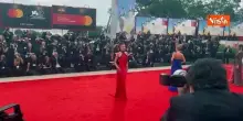 Venezia 82, Paola Turani sfila in rosso sul red carpet della Mostra del Cinema