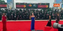 Venezia 82, Ludovica Frasca sfila sul red carpet della Mostra del Cinema con un abito blu elettrico