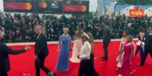 Venezia 82, Patrizia Sandretto Re Rebaudengo sfila sul red carpet con un abito in stile retrò