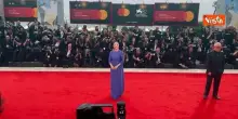 Venezia 82, la giurata della Mostra del Cinema Zhao Tao sul red carpet con un elegante abito viola
