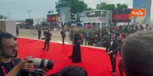 Venezia 82, Yuri Ancarani elegantissimo sul red carpet sorprende i fotografi con lo smalto rosso