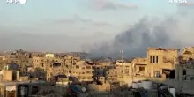 Bombardamenti su Gaza City, incessante l'offensiva israeliana nella zona