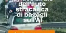 Il video virale dell'auto stracarica di bagagli sull'A1