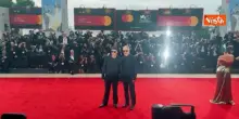 Venezia 82, Giuseppe Fiorello sfila sul red carpet con il figlio Nicola