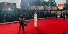 Venezia 82, Emma Stone brilla sul red carpet della Mostra del Cinema in un abito a palloncino