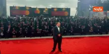 Venezia 82, Stavros Halkias sul red carpet del film Bugonia