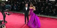 Venezia, George Clooney a sorpresa sul red carpet di Jay Kelly