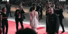 Il cast di "Bugonia" brilla sul red carpet della Mostra del Cinema di Venezia
