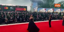 Venezia 82, Nojoud Alrumaihi sfila sul red carpet con un abito da fiaba tempestato di strass