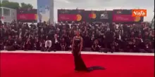 Venezia 82, Hiba Abouk sfila sul red carpet con un abito cut-out e corpetto ricamato