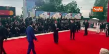 Venezia 82, Matteo Guerrieri sfila sul red carpet del film Bugonia alla Mostra del cinema