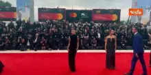 Venezia 82, Natalia Paragoni sfila sul red carpet di Bugonia con un abito total black in velluto