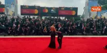 Venezia 82, Emi Renata Sakamoto sul red carpet con un abito sensualissimo in pizzo