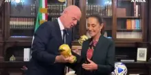 Mondiali 2026, Infantino porta la Coppa alla presidente messicana