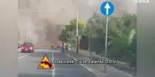 Incendio vicino a case vacanze, decine di evacuati nel Salento