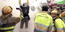 Spagna, la protesta dei Vigili del fuoco contro la gestione degli incendi
