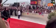Venezia 82, fan in delirio per Julia Roberts. La star firma autografi sul red carpet
