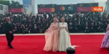 Venezia 82, Lady Eliza e Amelia Spencer, nipoti di Diana, sul red carpet con due abiti uguali