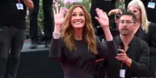 A Venezia Julia Roberts illumina il red carpet dopo la pioggia