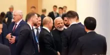 Modi e Putin si tengono per mano, con Xi a capannello informale Sco