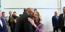 Von der Leyen sorride dopo atterraggio con interferenze in Bulgaria